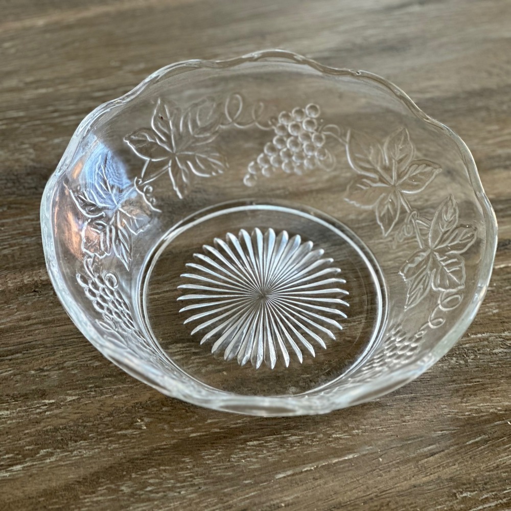 Vintage Anchor Hocking Harvest Grape leaf Glass Bowl‎ Scalloped Rim
